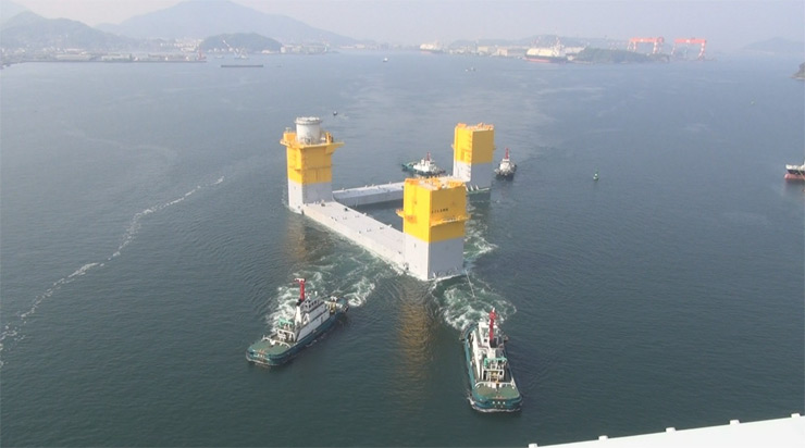 Towing three-column semi-sub at Nagasaki port